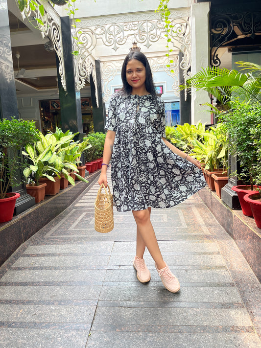 Noir et Blanc Floral Dress